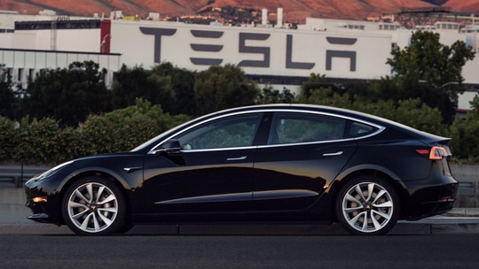 Tesla mostra produção do Model 3 em meio a descrença de que mantenha ritmo prometido
