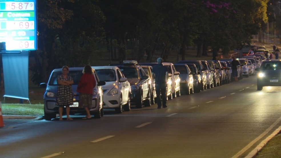 Posto em Brasília ofereceu o combustível por menos de R$ 4  — Foto: Reprodução TV 3PWEB