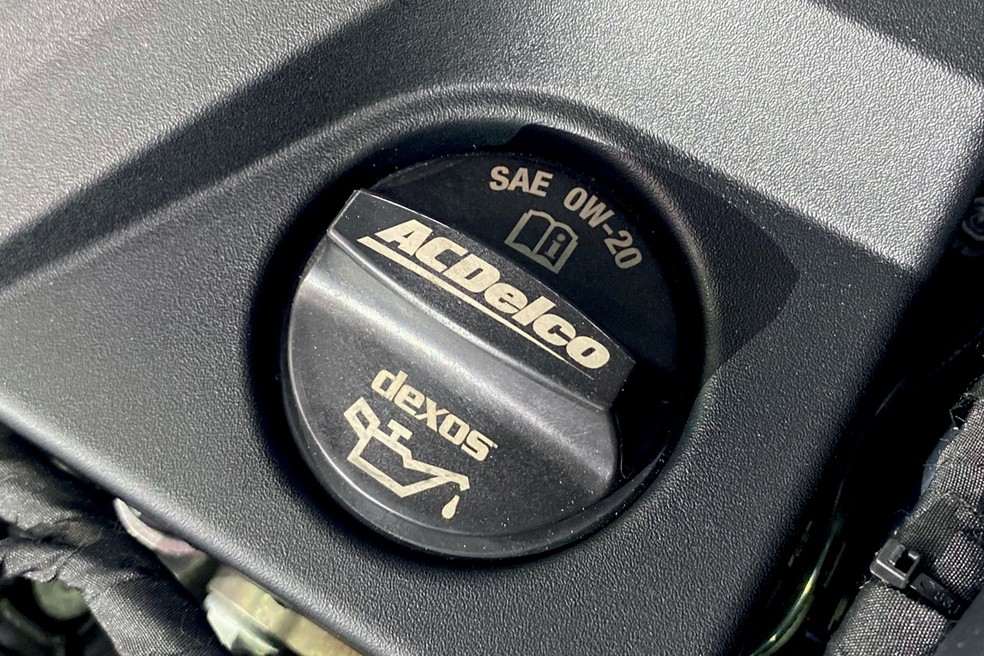 A especificação correta do óleo que deve ser trocado a cada 10 mil km está na tampa do motor do carro — Foto: Divulgação