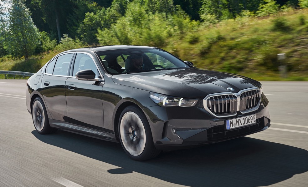 Versão híbrida do sedã de luxo estreou em 2024 e faz 27,3 km/l no consumo médio combinado  — Foto: Divulgação