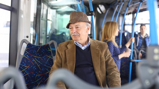 Tem como reservar passagem gratuita para idoso pela internet?