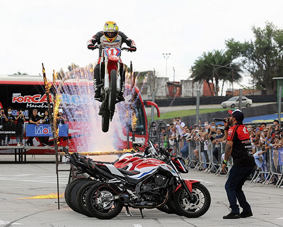 Prova de motocross inaugura pista no Parque de Exposição