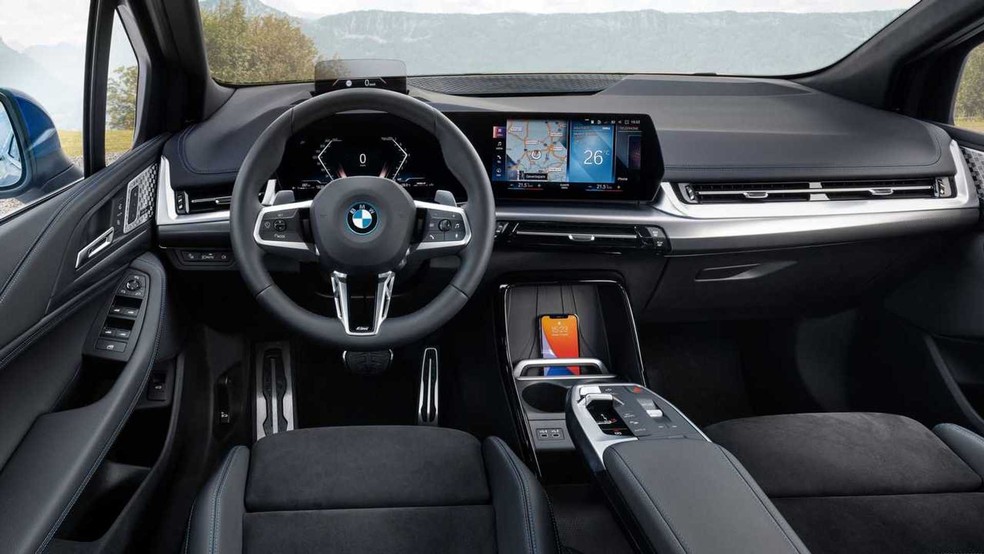 BMW Série 2 Active Tourer tem central multimídia flutuante com conectividade Android Auto e Apple CarPlay — Foto: Divulgação