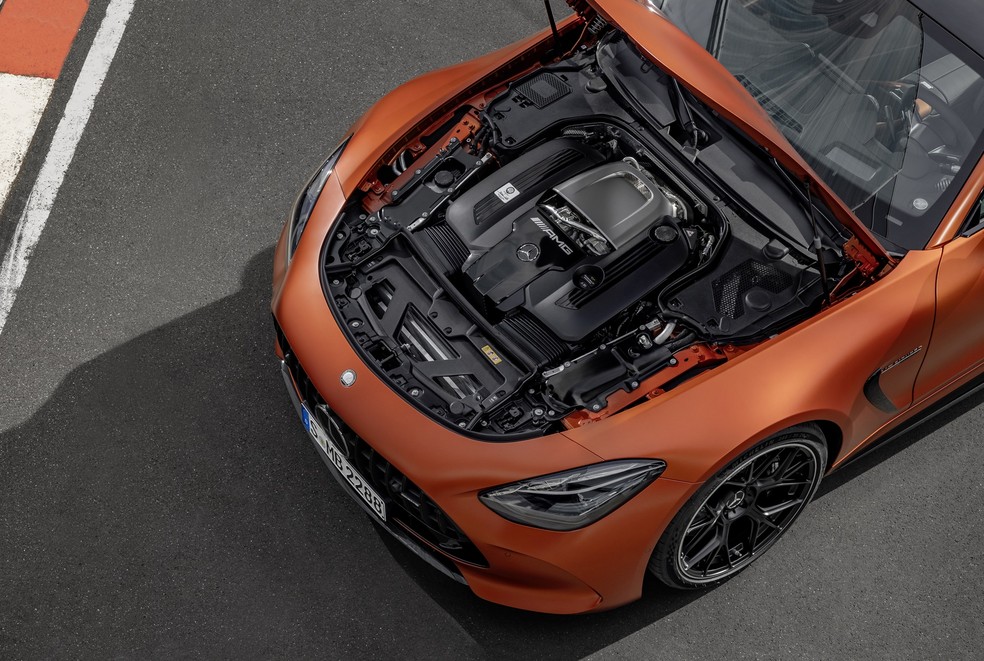 Motor V8 do Mercedes AMG GT 63 S E Performance fica na dianteira, enquanto propulsor elétrico e bateria ficam no eixo traseiro — Foto: Divulgação