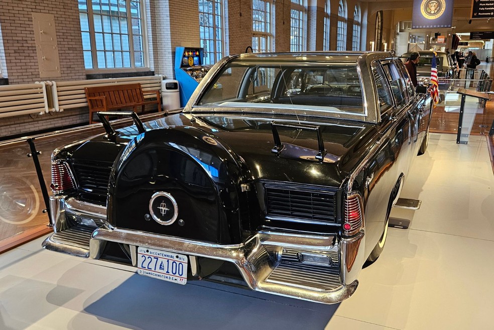 Lincoln Continental 1961 é um sedã grande que chegou a custar mais de US$ 20 mil por ser feito sob encomenda  — Foto: Jady Peroni/Auto News Brasil