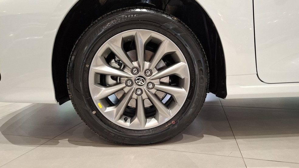 Detalhe das rodas de liga leve de 16 polegadas do Toyota Corolla GLI 2025 — Foto: Vitor Matsubara/Autoesporte