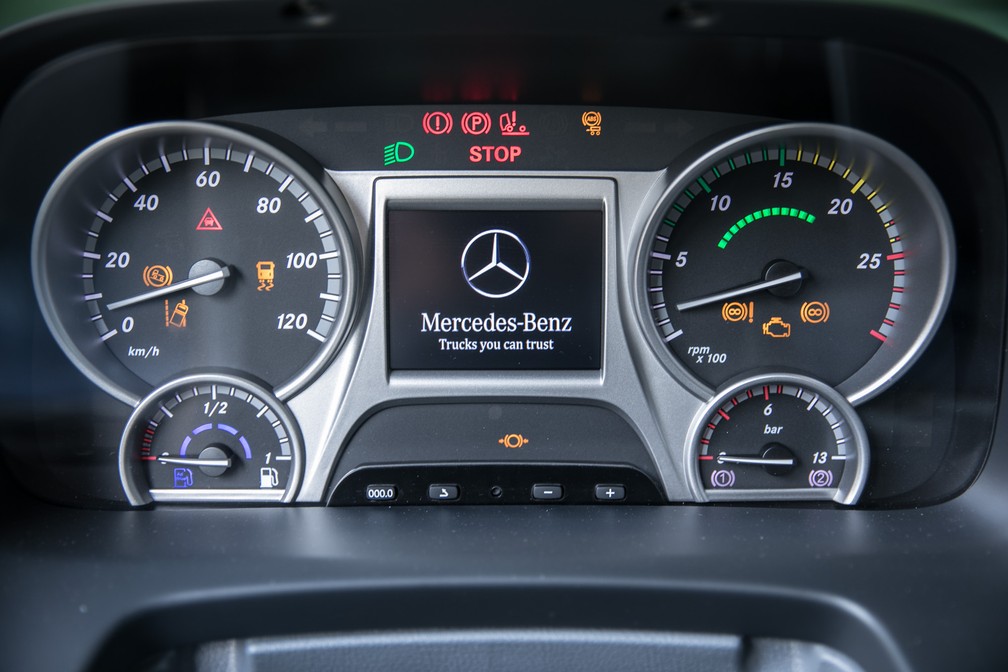 Quadro de instrumentos do Mercedes-Benz Actros 2546 — Foto: Fábio Tito/G1