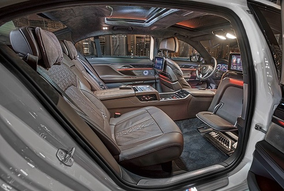 Na "presidencial", dá para esticar as pernas e controlar funções do carro (Foto: Marcos Camargo) — Foto: Auto Esporte
