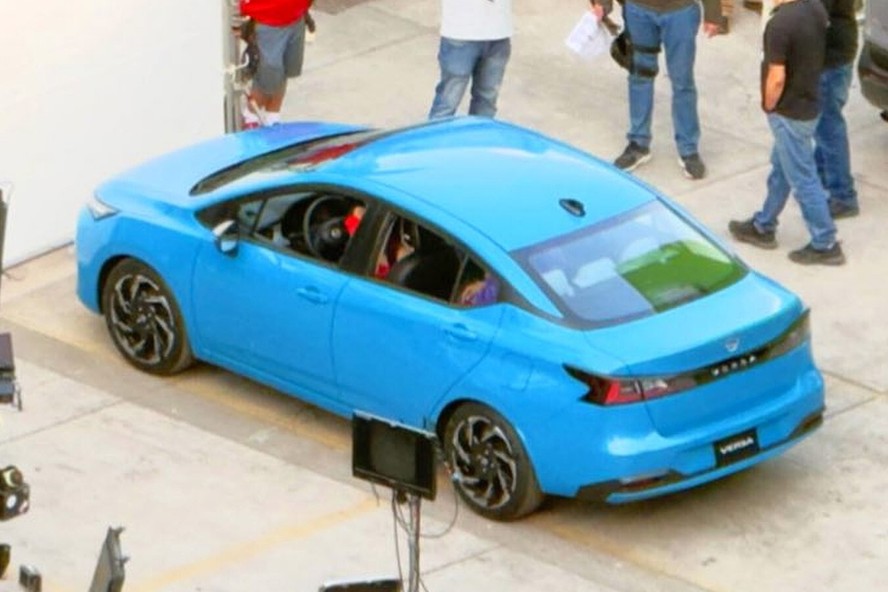 Flagra Nissan Versa sem camuflagem