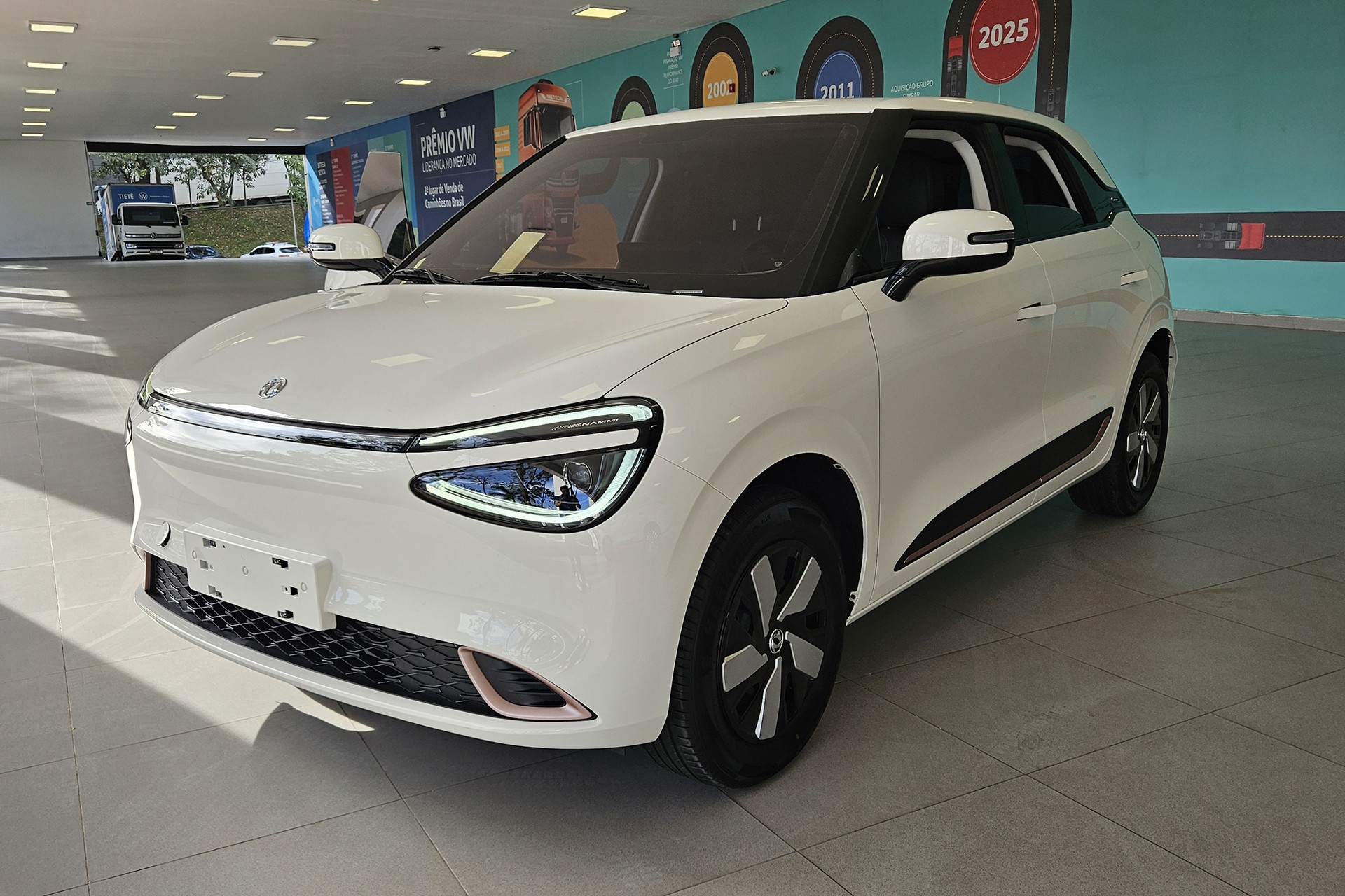 DFM Box tem porta de carro de luxo e passa mensagem motivacional; conheça