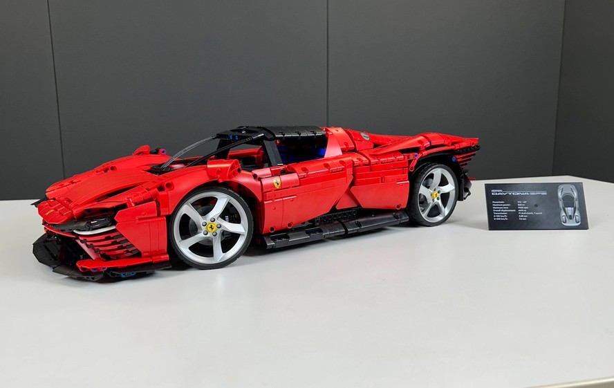 Ferrari Daytona SP3 da Lego após 5 dias de montagem