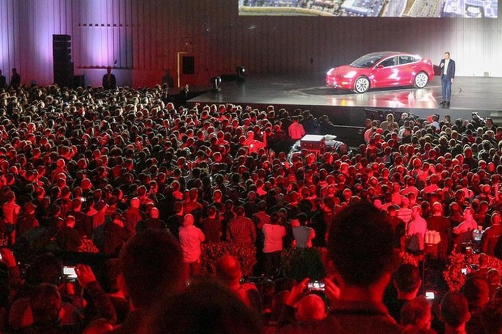Evento entrega do Tesla Model 3 (Foto: Reprodução Tesla Instagram ) — Foto: Auto Esporte