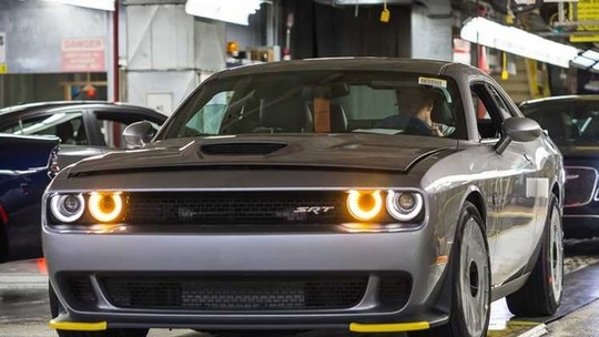 Donos de Charger e Challenger irritam a Dodge; Eles insistem em usar um horrível protetor amarelo de para-choque