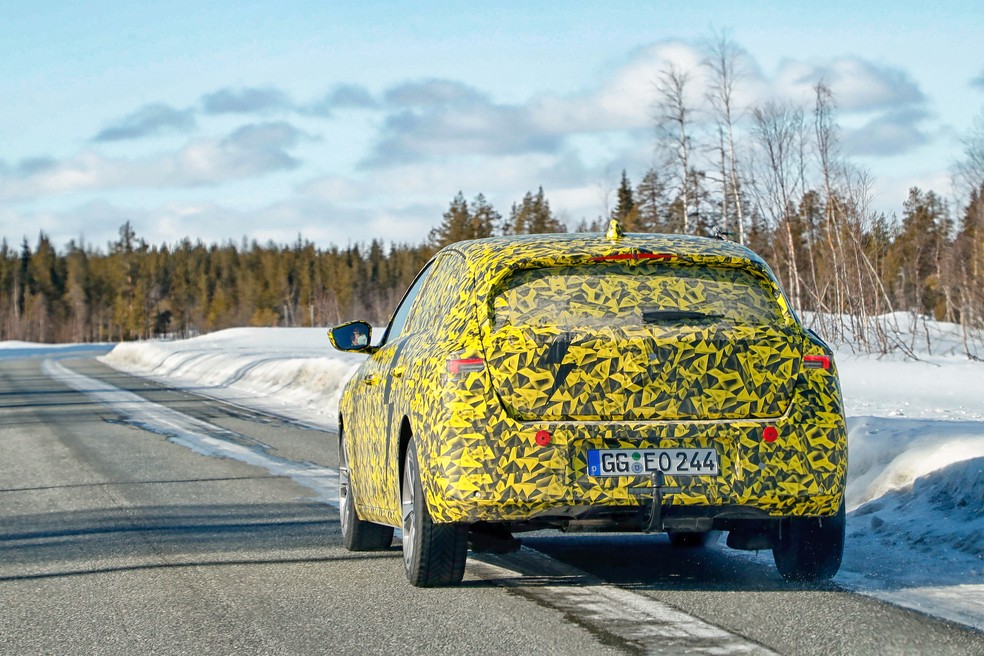Novo Astra Opel foi testado em pista na Suécia  — Foto: Divulgação