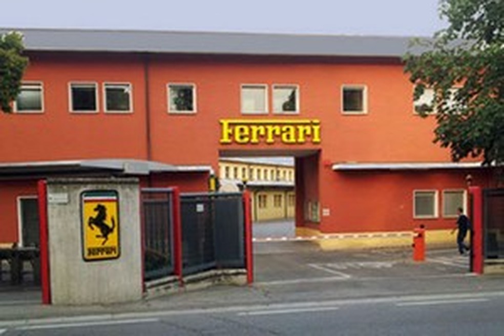 Portão da fábrica da Ferrari, em Maranello (Foto: Divulgação) — Foto: Auto Esporte