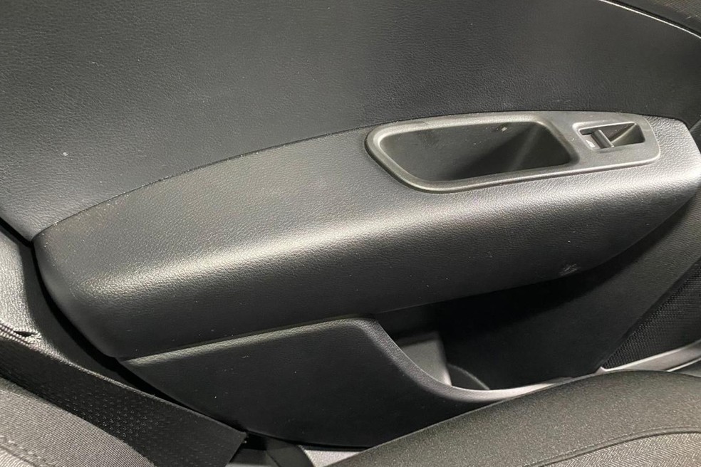 Fiat Toro tem plástico rígido em diversas áreas da cabine — Foto: André Schaun/Autoesporte