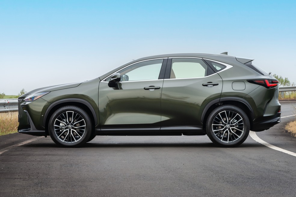 Lexus NX450h+ tem 4,66 metros de comprimento — Foto: Divulgação