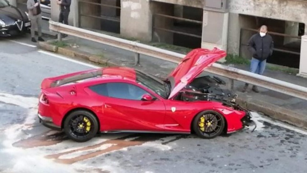Ferrari só parou após bater em um guard rail — Foto: Daily Mail