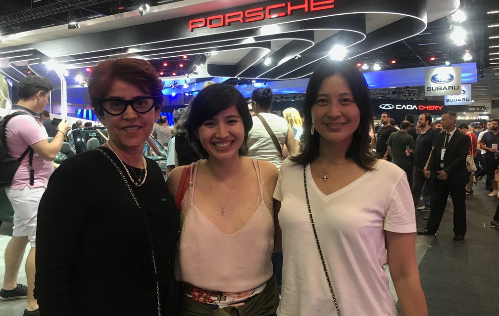 Fabiana Suzuki, de São Paulo, posa ao lado das amigas Maria Kumagai, também da capital paulista, e Célia Kumagai, de Barreiras (BA)  — Foto: André Paixão/G1