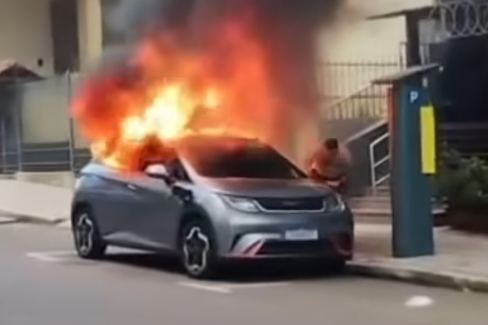 Incêndio em carro elétrico no Brasil expõe o perigo de gambiarra em recarga