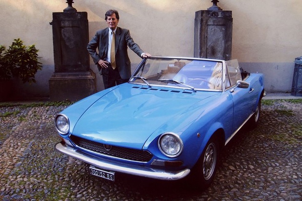 Tom Tjaarda ao lado do Fiat 124 Spider (Foto: Divulgação) — Foto: Auto Esporte