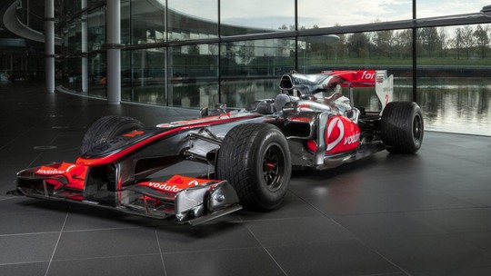 McLaren da vitória de Lewis Hamilton em 2010 é leiloado por quase R$ 30 milhões