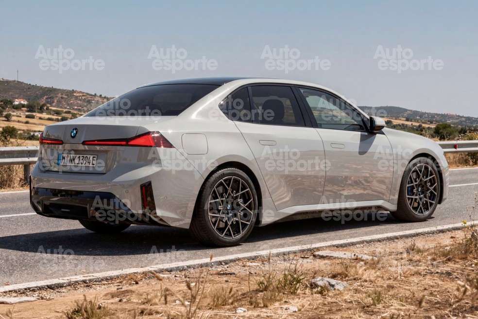 Na traseira, novo BMW Série 3 terá lanternas estreitas e com assinatura luminosa inédita — Foto: Reprodução/Motor.es
