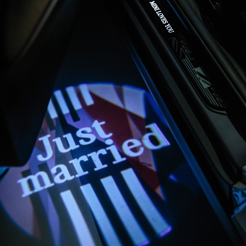 Mini projeta no chão "recém-casados" quando motorista abre a porta — Foto: Divulgação