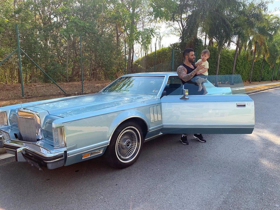 Gusttavo Lima publicou uma foto com um de seus filhos ao lado de sua recém restaurada Lincoln Continental — Foto: Reprodução / Instagram