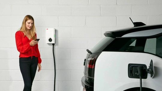 Carregar um carro elétrico é mais barato que abastecer um a gasolina?