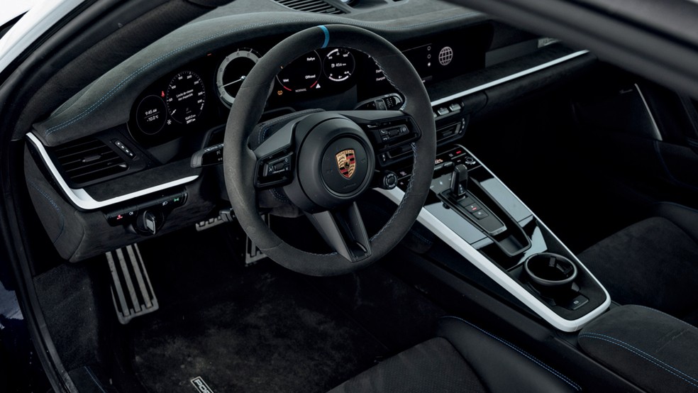 Porsche 911 Dakar tem o mesmo acabamento das demais versões — Foto: Divulgação