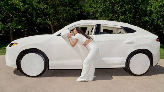 Kim Kardashian reveste Lamborghini Urus com pelúcia para promover marca de roupas