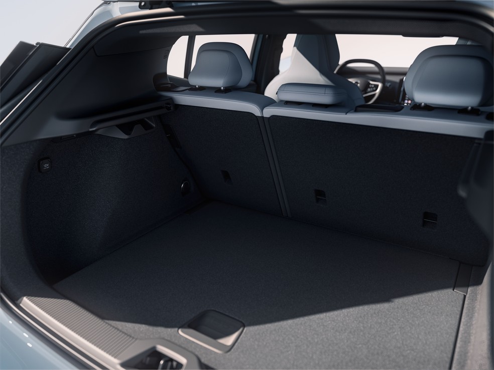 Volvo EX30 Ultra Twin Motor 2026 tem capacidade de 318 litros no porta-malas — Foto: Divulgação