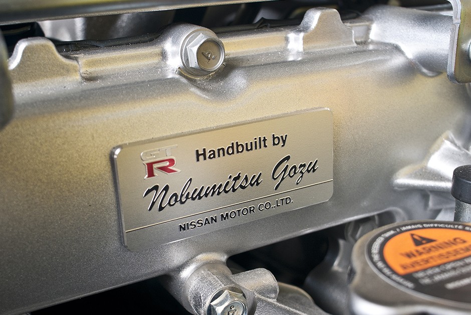 Cada motor é montado artesanalmente em Yokohama e tem uma placa identificando qual "mestre" preparou a peça