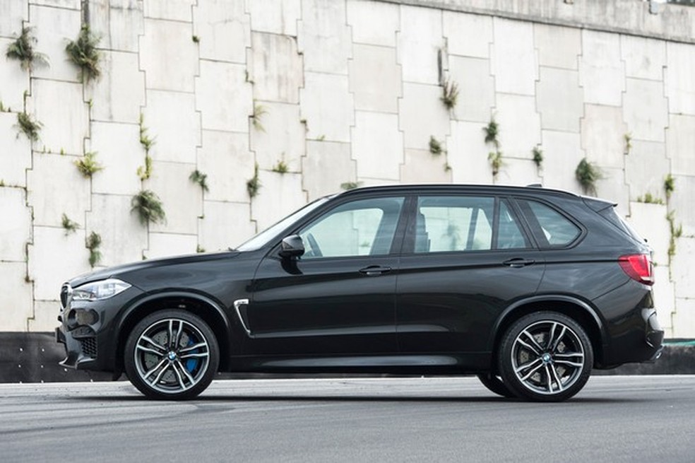 O perfil do teto é mais conservador do que no X6 M, com quem o X5 M divide a mecânica (Foto: Divulgação) — Foto: Auto Esporte
