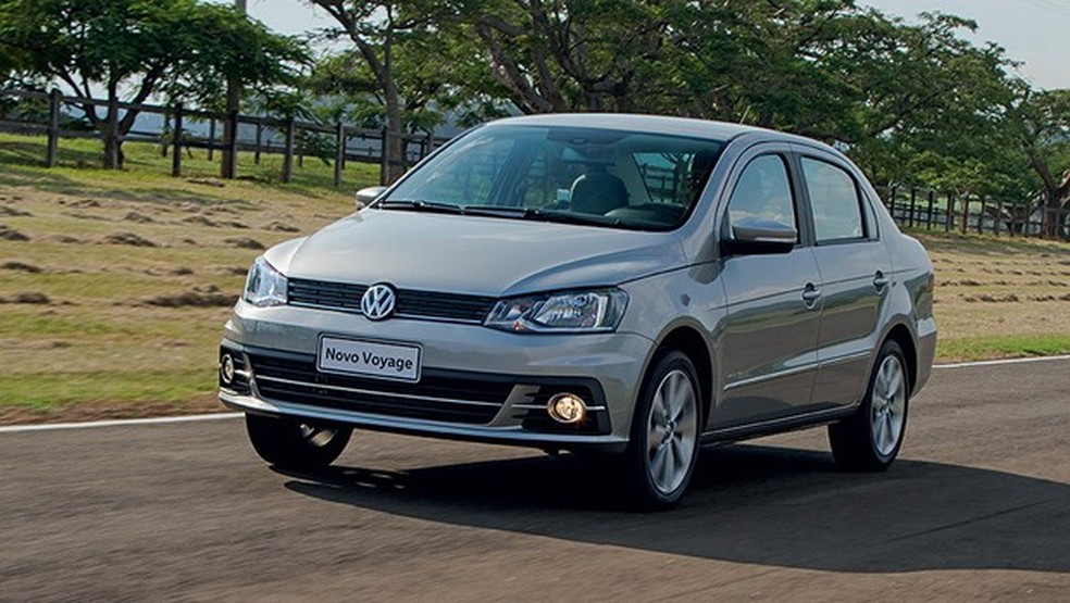 Desenho do Volkswagen Voyage mudou basicamente na porção dianteira (Foto: Marcelo Spatafora/Autoesporte) — Foto: Auto Esporte