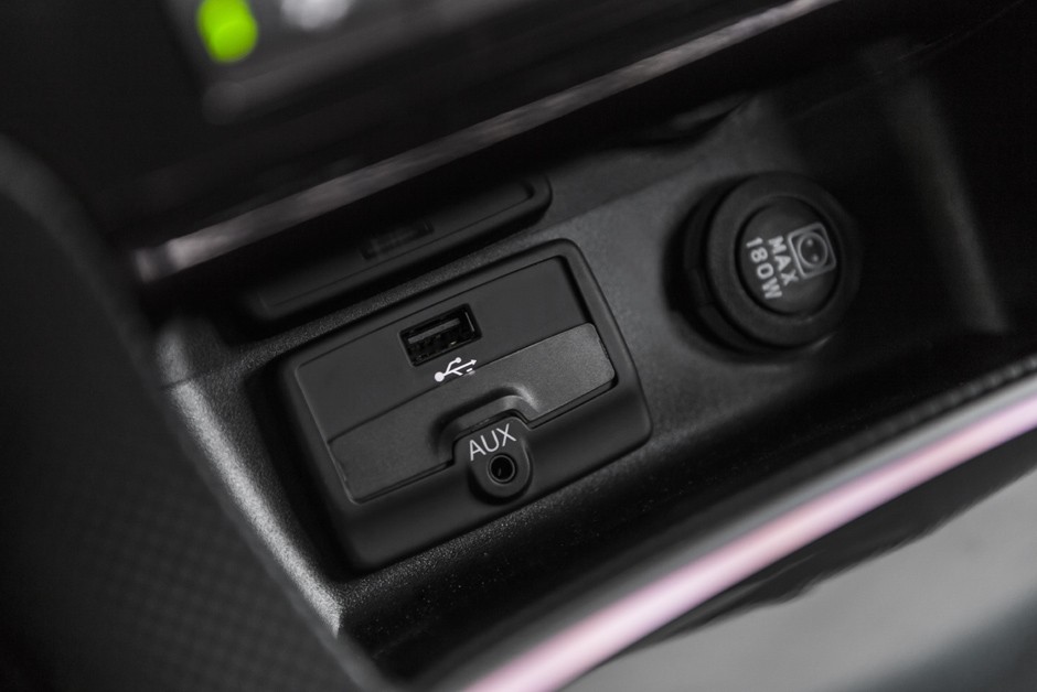 Console central conta com entradas AUX e USB e saída 12V