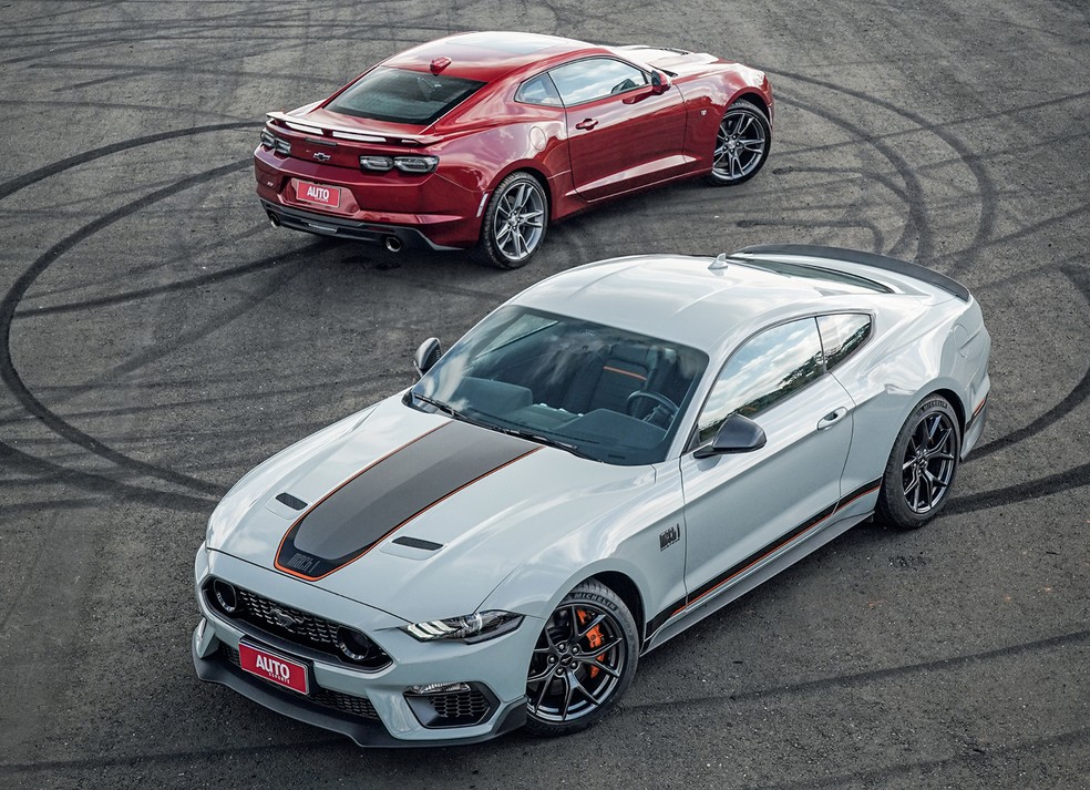 Teste comparativo: Ford Mustang e Chevrolet Camaro duelam no último  encontro dos clássicos V8