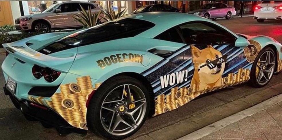 A polêmica customização não poupou nenhum centímetro da carroceria da F8 Tributo — Foto: Reprodução/Redes Sociais
