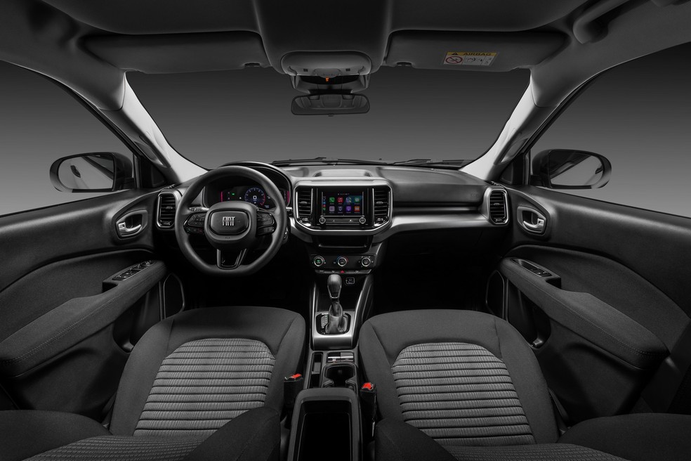 Fiat Toro Endurance 2026 tem central multimídia de 7 polegadas e bancos revestidos em tecido — Foto: Divulgação