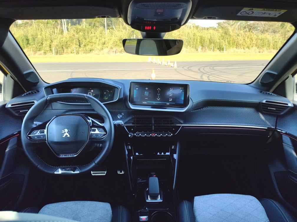 Painel do 208 e-GT tem linhas modernas e acabamento de excelente qualidade. — Foto: Guilherme Fontana/G1