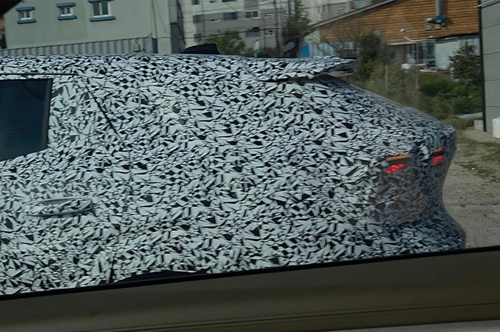 Protótipos revelam caimento diferenciado do teto, no mesmo estilo do BMW X6 — Foto: Reprodução