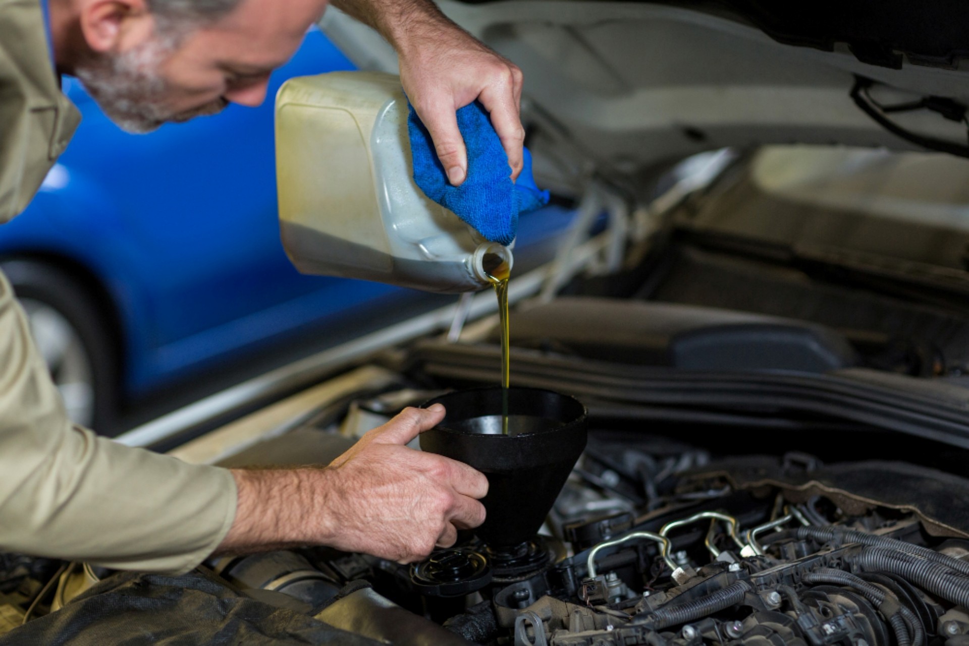 4 óleos lubrificantes automotivos que preservam o motor do carro