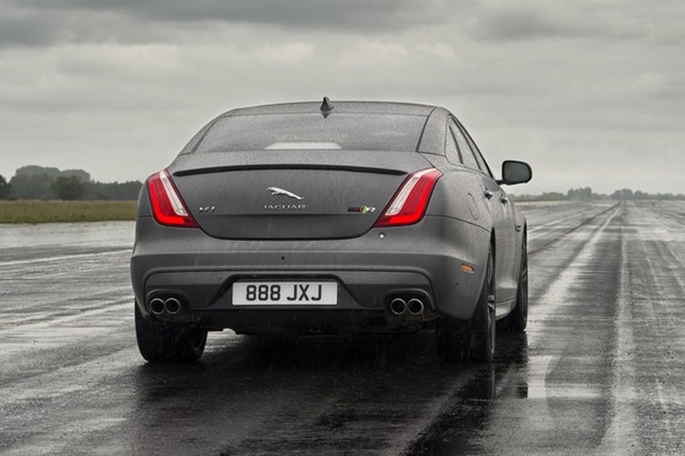 Jaguar XJR575 (Foto: Divulgação) — Foto: Auto Esporte