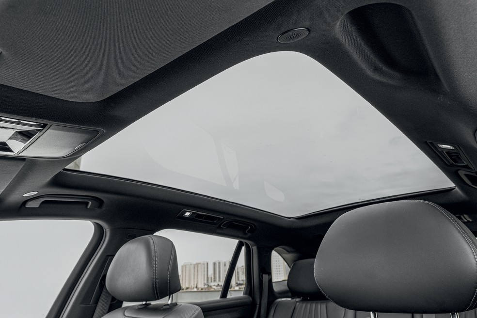 Teto panorâmico do BYD Atto 8 tem cortina elétrica, mas não a opacidade variável, como nos BMW — Foto: Renato Durães/Auto News Brasil