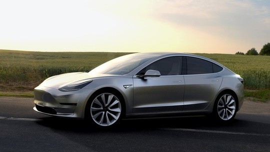 Vídeo: centenas de Tesla Model 3 são atualizados pela internet ao mesmo tempo e fazem show de luzes