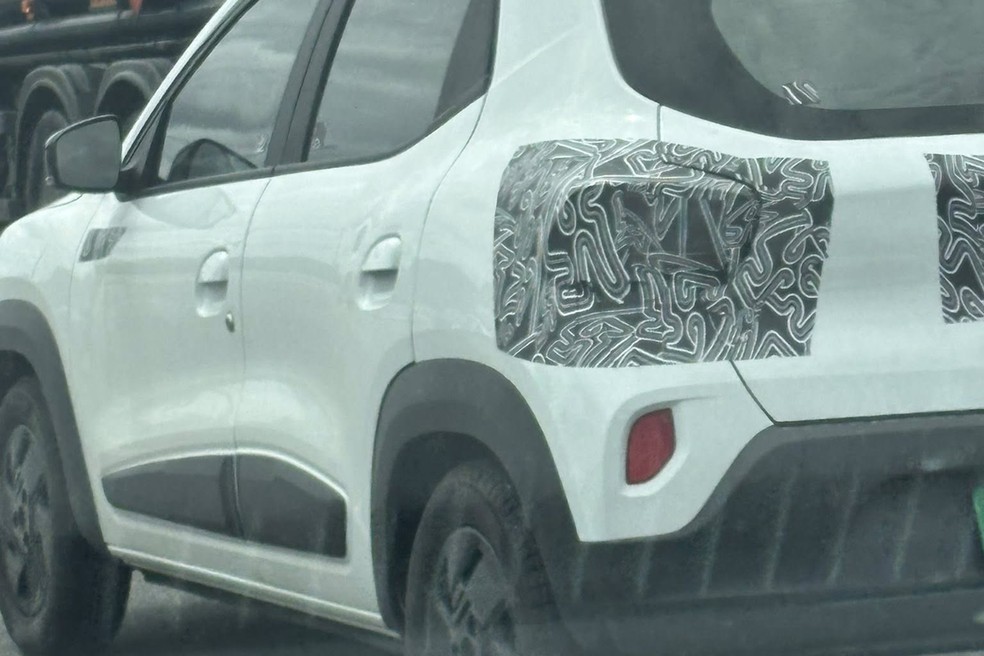 Renault Kwid 2027: imagem em close evidencia as lanternas com o mesmo formato de antes e as famosas rodas com apenas três furos — Foto: Kaique Giovanni/Facebook