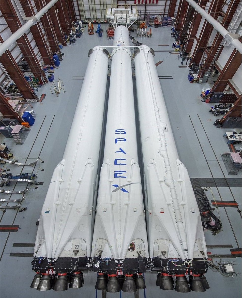 Elon Musk publicou em dezembro fotos da construção do Falcon Heavy  — Foto: SpaceX