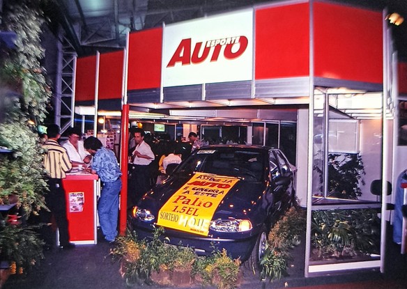 O estande de Auto News Brasil no Salão do Automóvel de 1996, com um dos dois Palio que foram sorteados ali