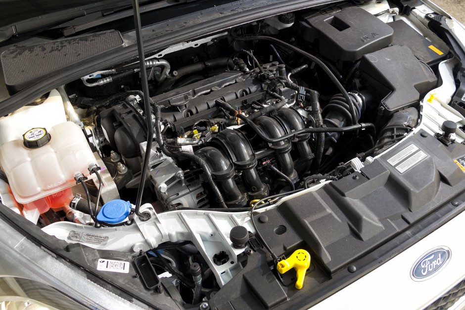 Detalhe do motor do Ford Focus 1.6 SE Plus